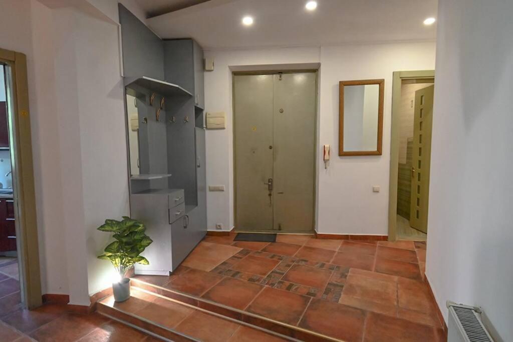 Classic Apt. On Liberty Square 트빌리시 외부 사진