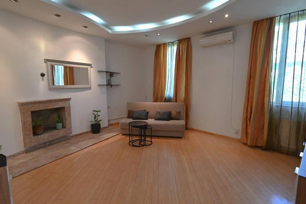 Classic Apt. On Liberty Square 트빌리시 외부 사진